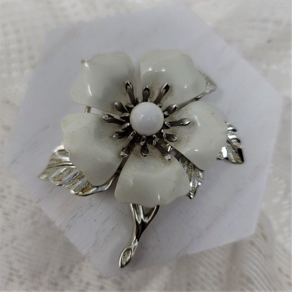 1970 Sarah Coventry Dogwood Flower Brooch - Picture 5 of 6